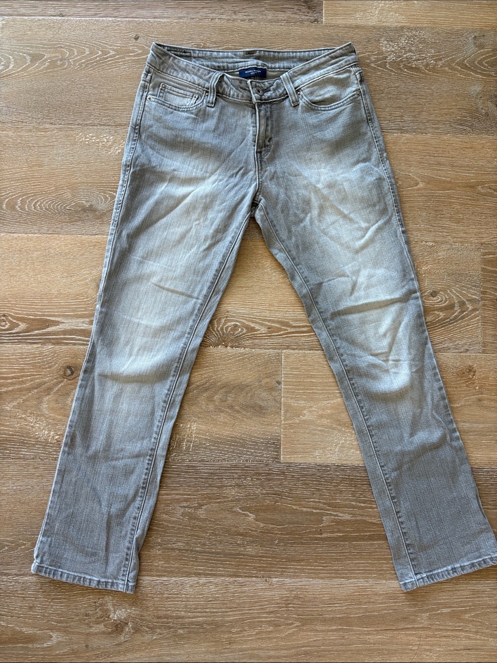 Levi’s Mid Rise Straight 552